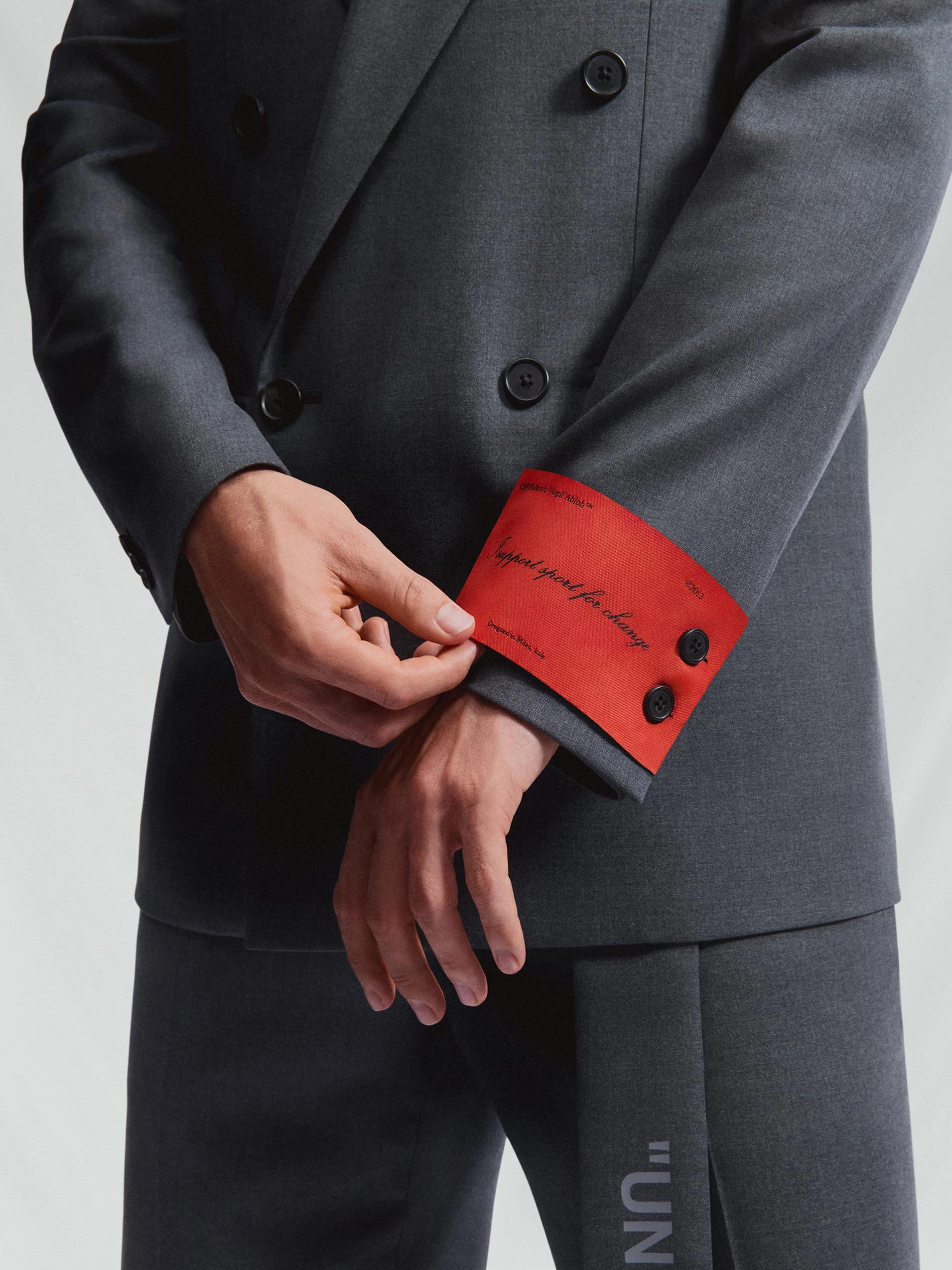 Ngo&agrave;i &aacute;o kho&aacute;c, Off-White giới thiệu những bộ suit lịch l&atilde;m v&agrave; những chiếc xe bus của AC Milan cũng được thay đổi diện mạo.