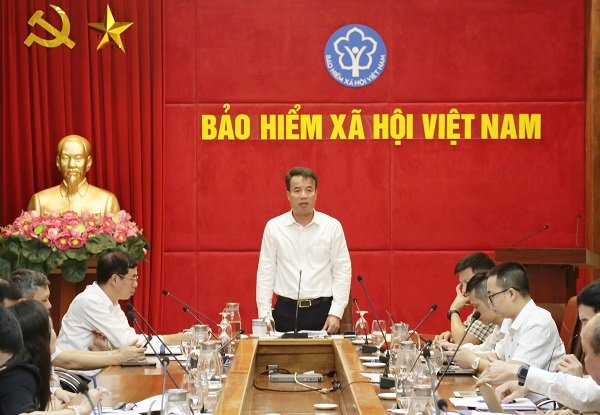 Tổng Gi&aacute;m đốc Bảo hiểm x&atilde; hội Việt Nam Nguyễn Thế Mạnh&nbsp;chủ tr&igrave; buổi l&agrave;m việc về việc triển khai c&aacute;c nhiệm vụ theo Đề &aacute;n 06 của Ch&iacute;nh phủ. Ảnh - Bảo hiểm x&atilde; hội Việt Nam.