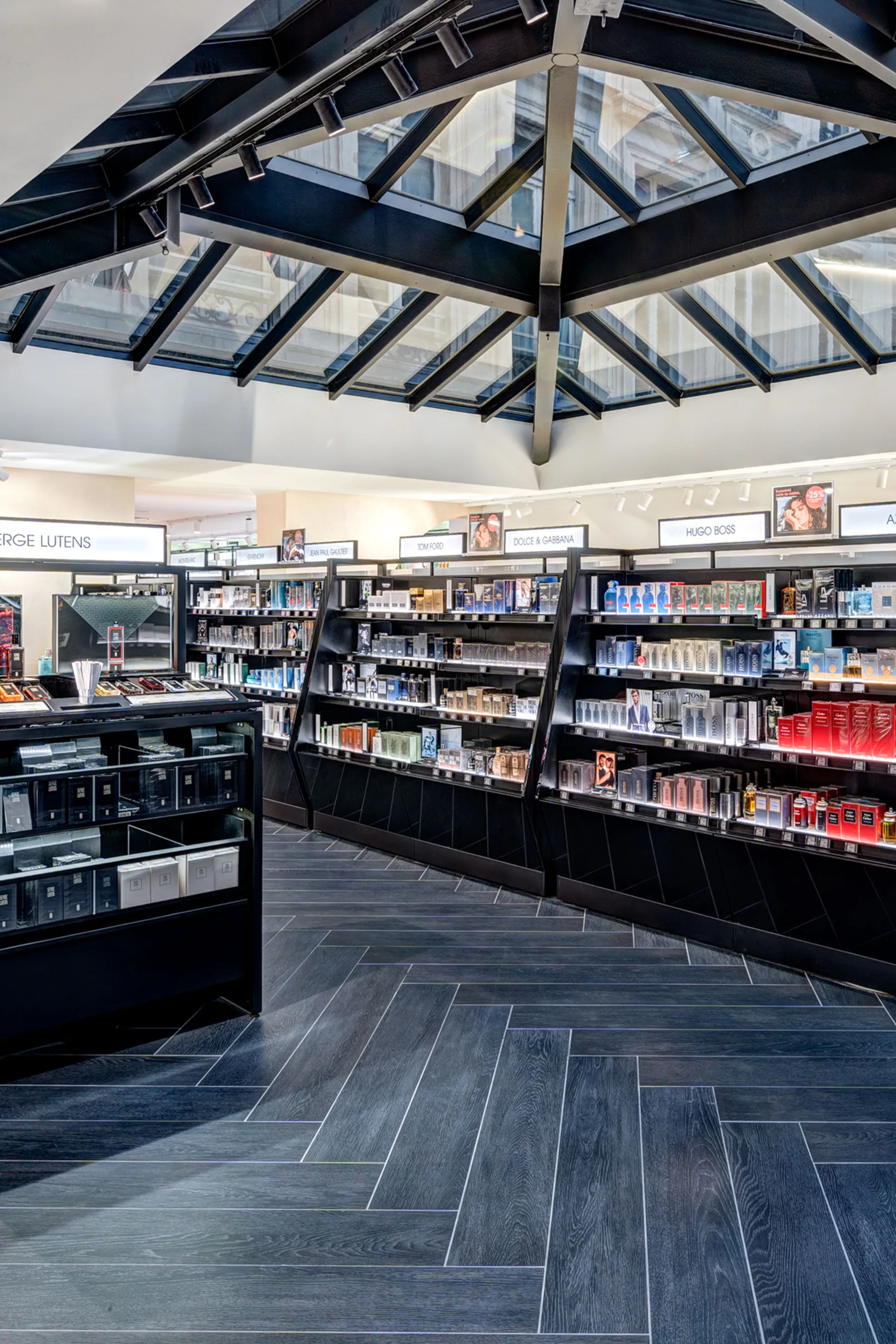 Sephora hiện c&oacute; hơn 3.000 cửa h&agrave;ng tại 36 quốc gia tr&ecirc;n thế giới, bao gồm cả ch&acirc;u &Acirc;u v&agrave; ch&acirc;u &Aacute;.