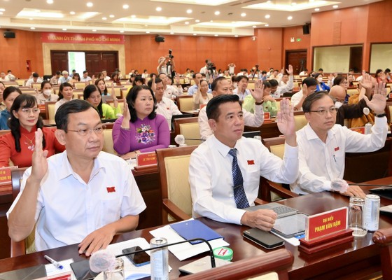C&aacute;c đại biểu HĐND TP.HCM biểu quyết th&ocirc;ng qua 10 nghị quyết tại phi&ecirc;n khai mạc. Ảnh: Việt Dũng.