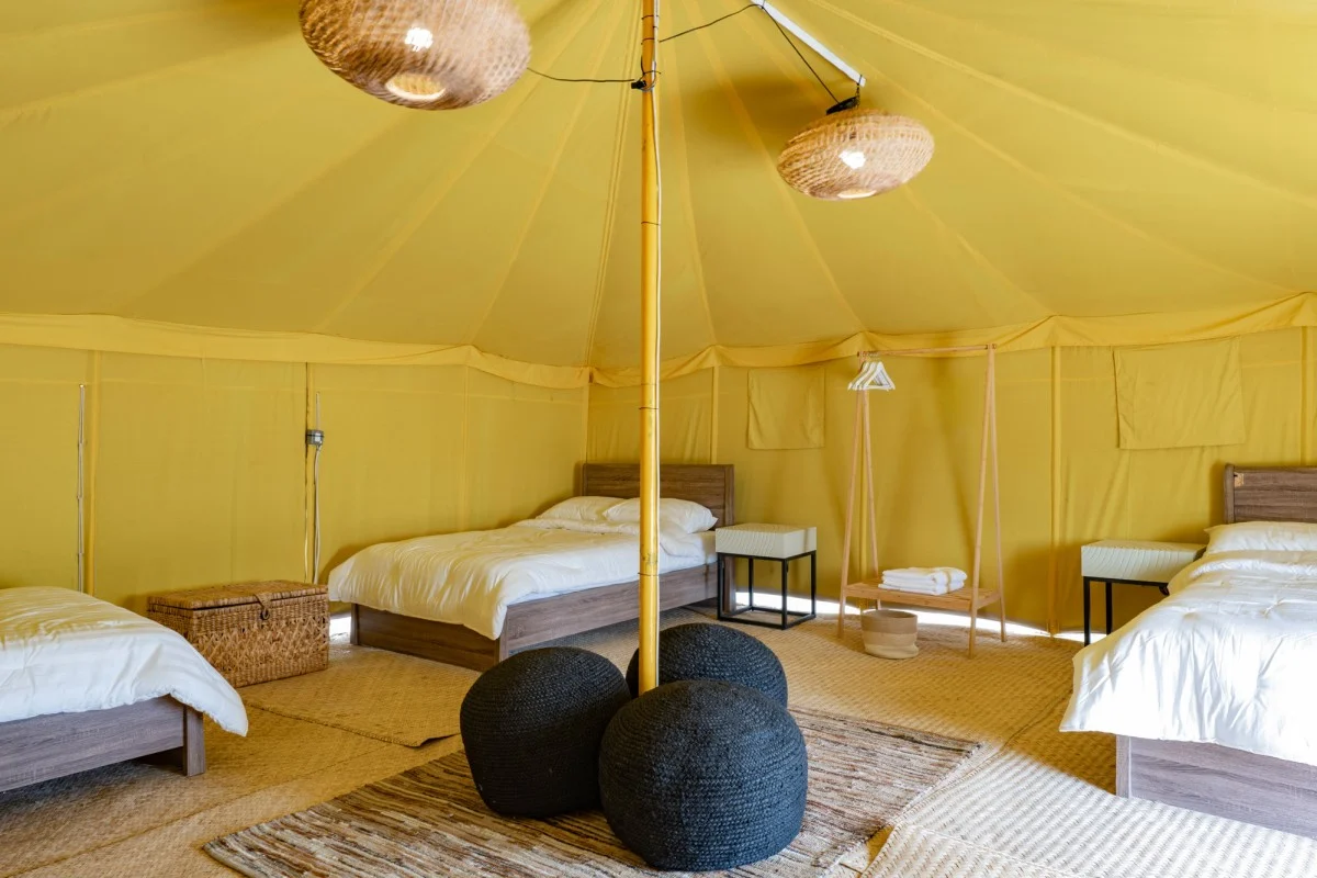 Một ngh&igrave;n chiếc lều Bedouin kh&ocirc;ng c&oacute; điều h&ograve;a nhiệt độ cũng đang được dựng l&ecirc;n để người h&acirc;m mộ c&oacute; thể trải nghiệm cắm trại theo phong c&aacute;ch Qatar.