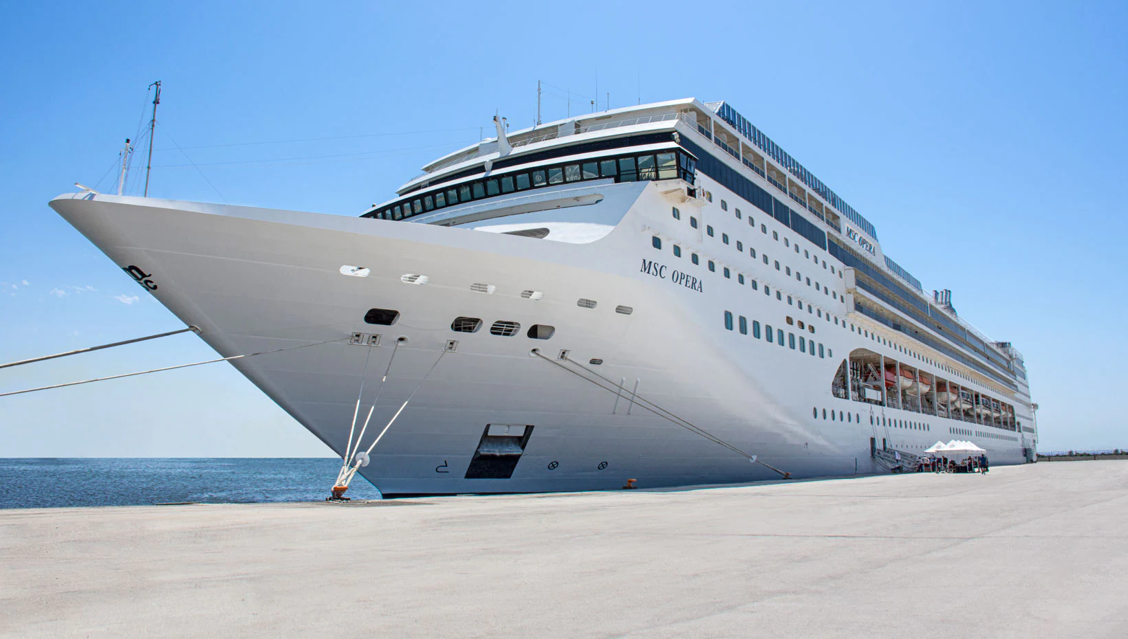T&agrave;u du lịch MSC Opera đ&atilde; cập cảng Doha.
