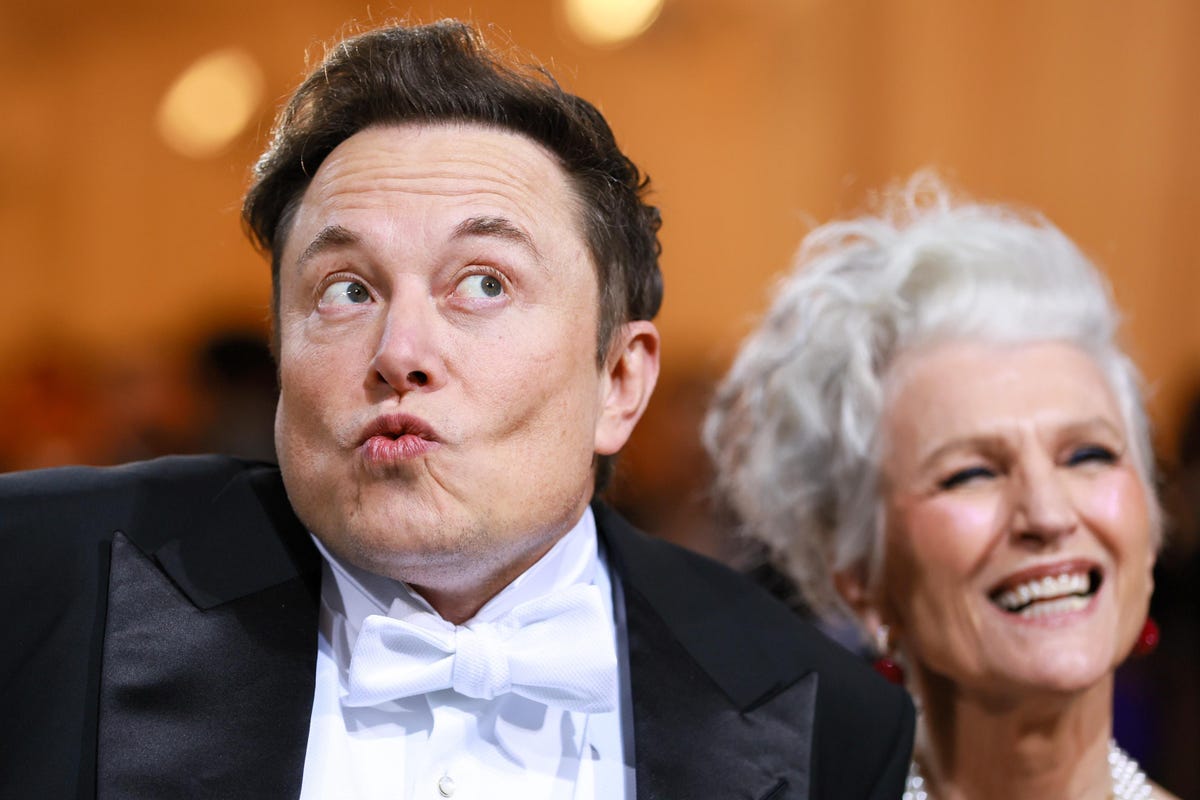 Đ&acirc;y kh&ocirc;ng phải lần đầu ti&ecirc;n CEO của Tesla quảng c&aacute;o những sản phẩm kỳ lạ như tr&ograve; đ&ugrave;a.&nbsp;