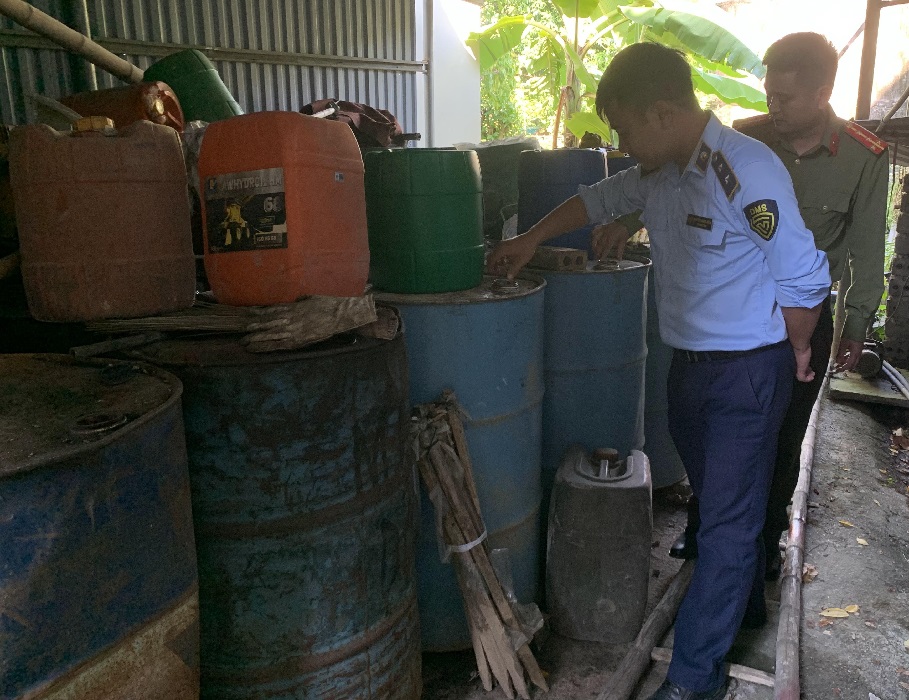 Tạm giữ gần 7.000 lít dầu diesel không rõ nguồn gốc