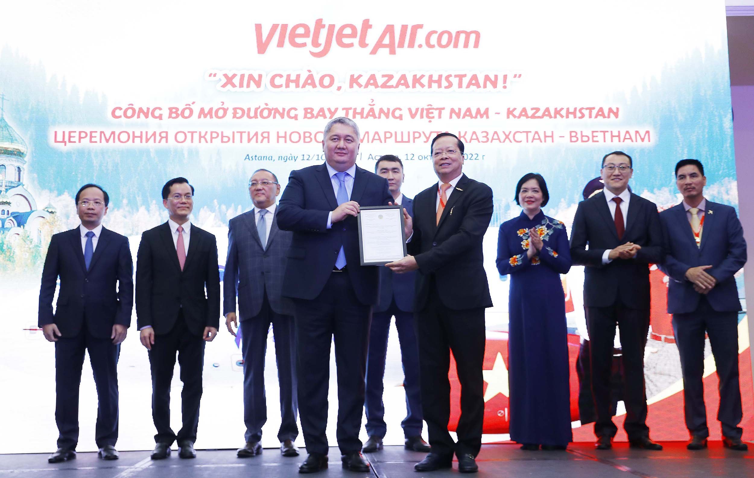 &Ocirc;ng Talgat Tleubekovits &ndash;&nbsp; Chủ tịch Ủy ban H&agrave;ng kh&ocirc;ng d&acirc;n dụng Kazakhstan trao giấy ph&eacute;p cho đại diện Vietjet - Ph&oacute; Tổng gi&aacute;m đốc Chu Việt Cường v&agrave; ch&uacute;c mừng Vietjet khai trương đường bay đầu ti&ecirc;n kết nối Almaty với Nha Trang.