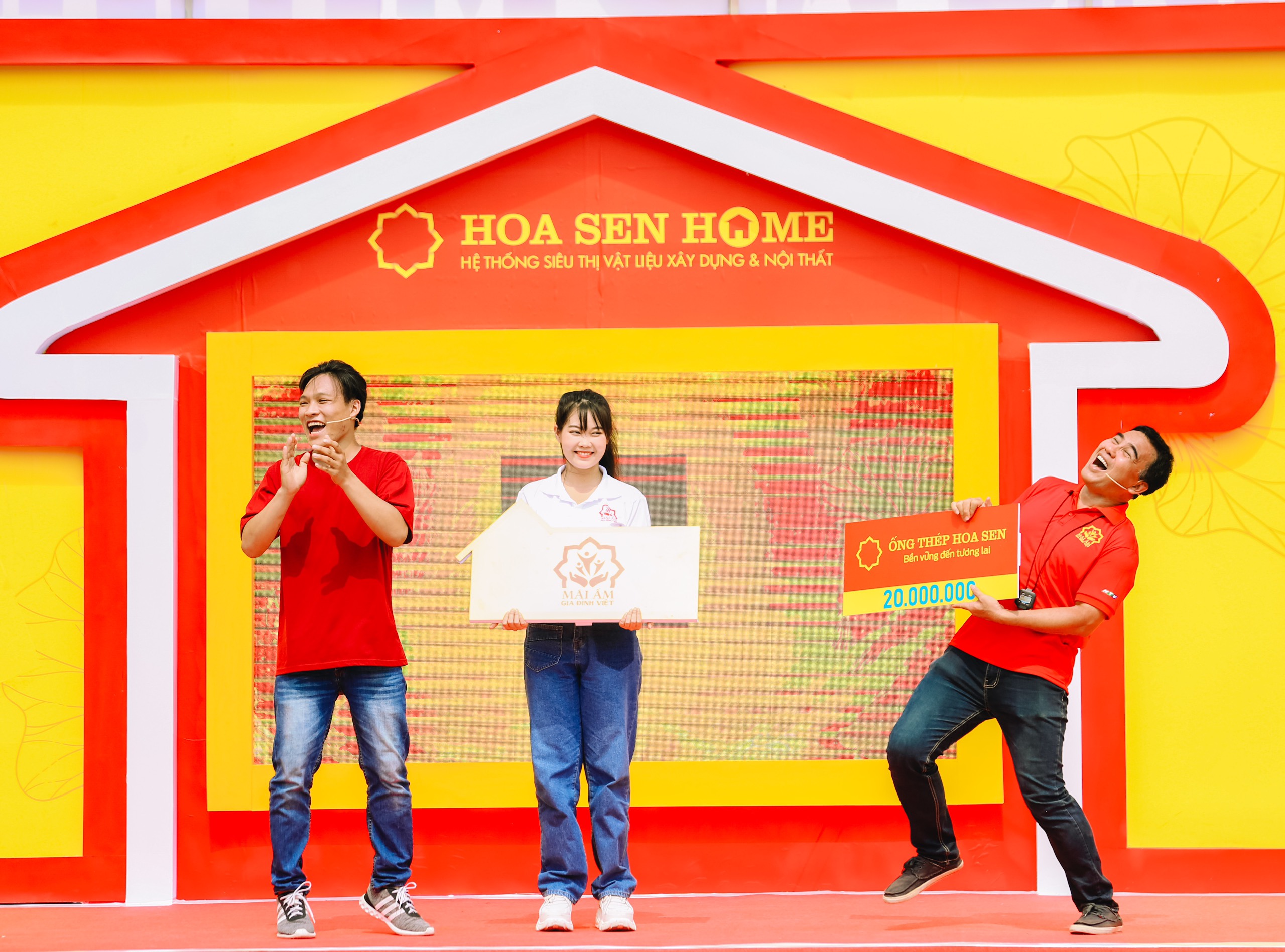 Quyền Linh vỡ &ograve;a trước giải thưởng của 3 anh em mồ c&ocirc;i: &ldquo;Vậy l&agrave; c&aacute;c em c&oacute; tiền đổi vận, c&oacute; tiền sửa nh&agrave; rồi!&rdquo;.