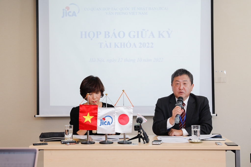 &Ocirc;ng Shimizu Akira tại Họp b&aacute;o giữa kỳ của JICA Việt Nam.