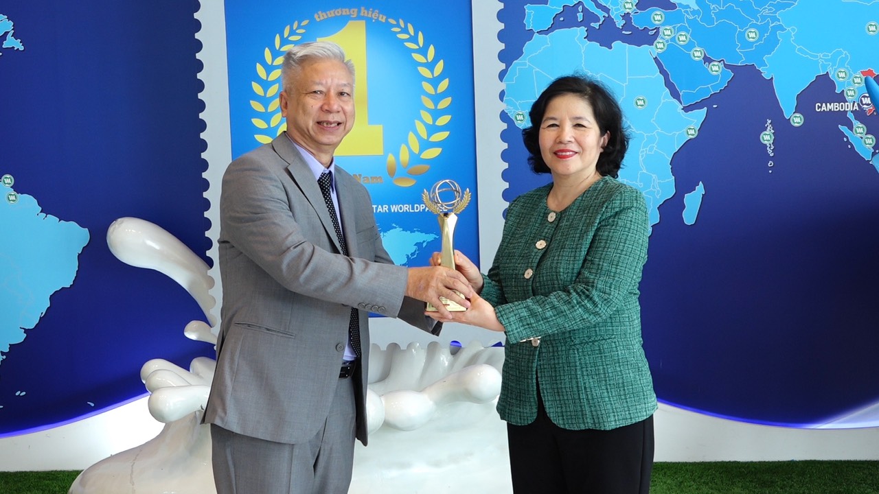 &Ocirc;ng Đ&agrave;o Quang B&iacute;nh, Tổng gi&aacute;m đốc, Tổng thư k&yacute; T&ograve;a soạn 6PG88VN, Ph&oacute; Trưởng ban&nbsp; Ban tổ chức Thương hiệu mạnh Việt Nam trao cup Doanh nh&acirc;n Xuất sắc 2022 cho b&agrave; Mai Kiều Li&ecirc;n, Tổng gi&aacute;m đốc Vinamilk&nbsp;