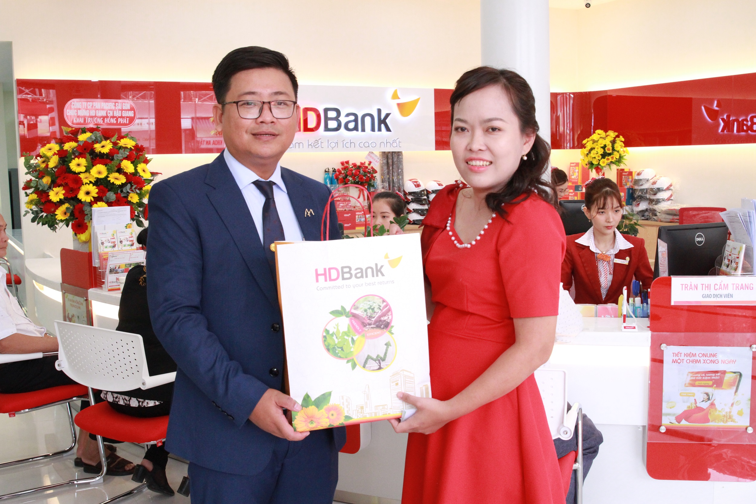 C&aacute;c kh&aacute;ch h&agrave;ng đầu ti&ecirc;n đến giao dịch tại Chi nh&aacute;nh Hậu Giang nhận qu&agrave; từ HDBank trao tặng.