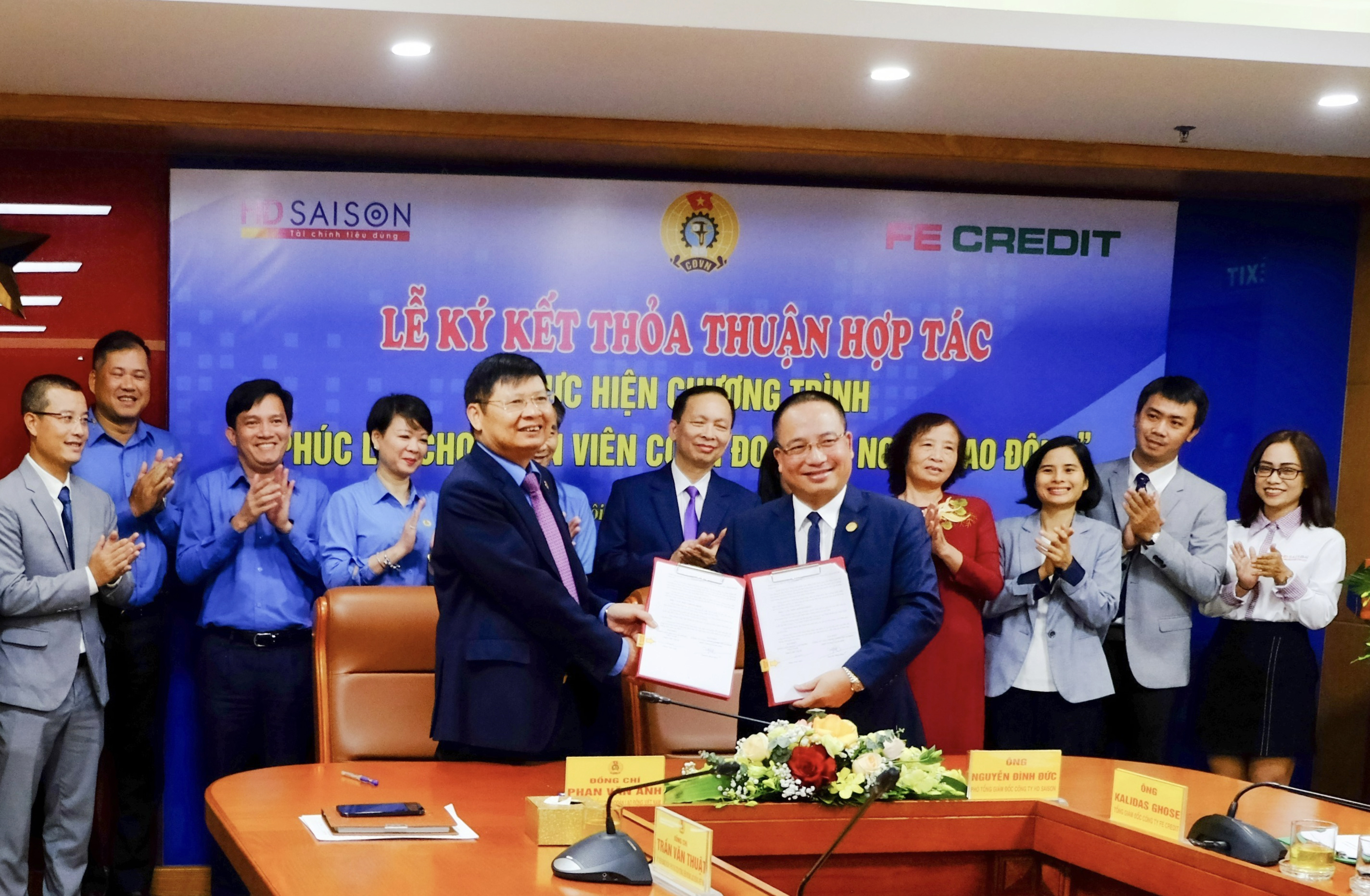 Ông Phan Văn Anh - Phó chủ tịch Tổng liên đoàn lao động Việt Nam (trái) và ông Nguyễn Đình Đức - Phó Tổng Giám đốc HD Saison thực hiện nghi thức ký kết.