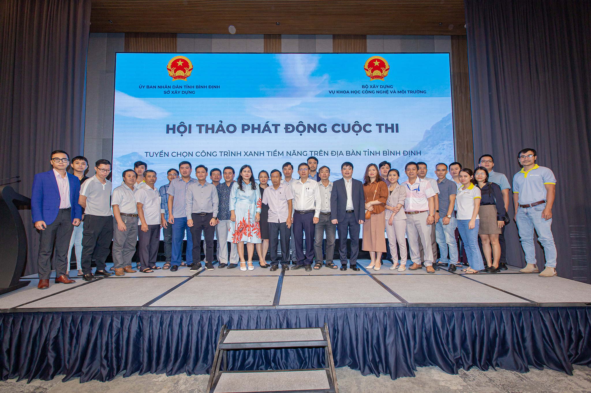 Đại diện Ban tổ chức cuộc thi chụp ảnh với các kiến trúc sư, 6Pg88.con độc quyền mỗi ngày trong lĩnh vực tư vấn thiết kế, thi công... tại Lế phát động.