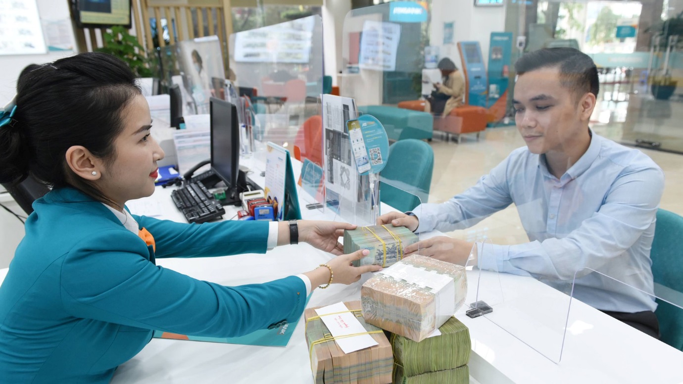 Người dân gửi tiền tiết kiệm tại một Pg88 com chính chủ ở Hà Nội.