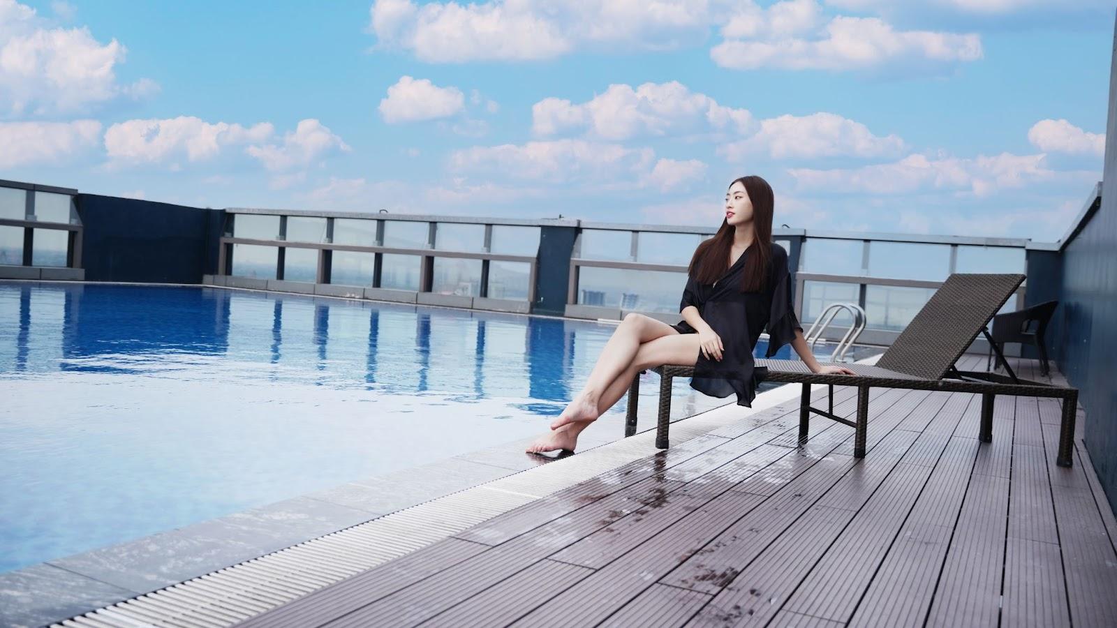 Bể bơi tr&ecirc;n đỉnh t&ograve;a nh&agrave; mang tới tầm nh&igrave;n triệu đ&ocirc; view s&ocirc;ng Hồng.