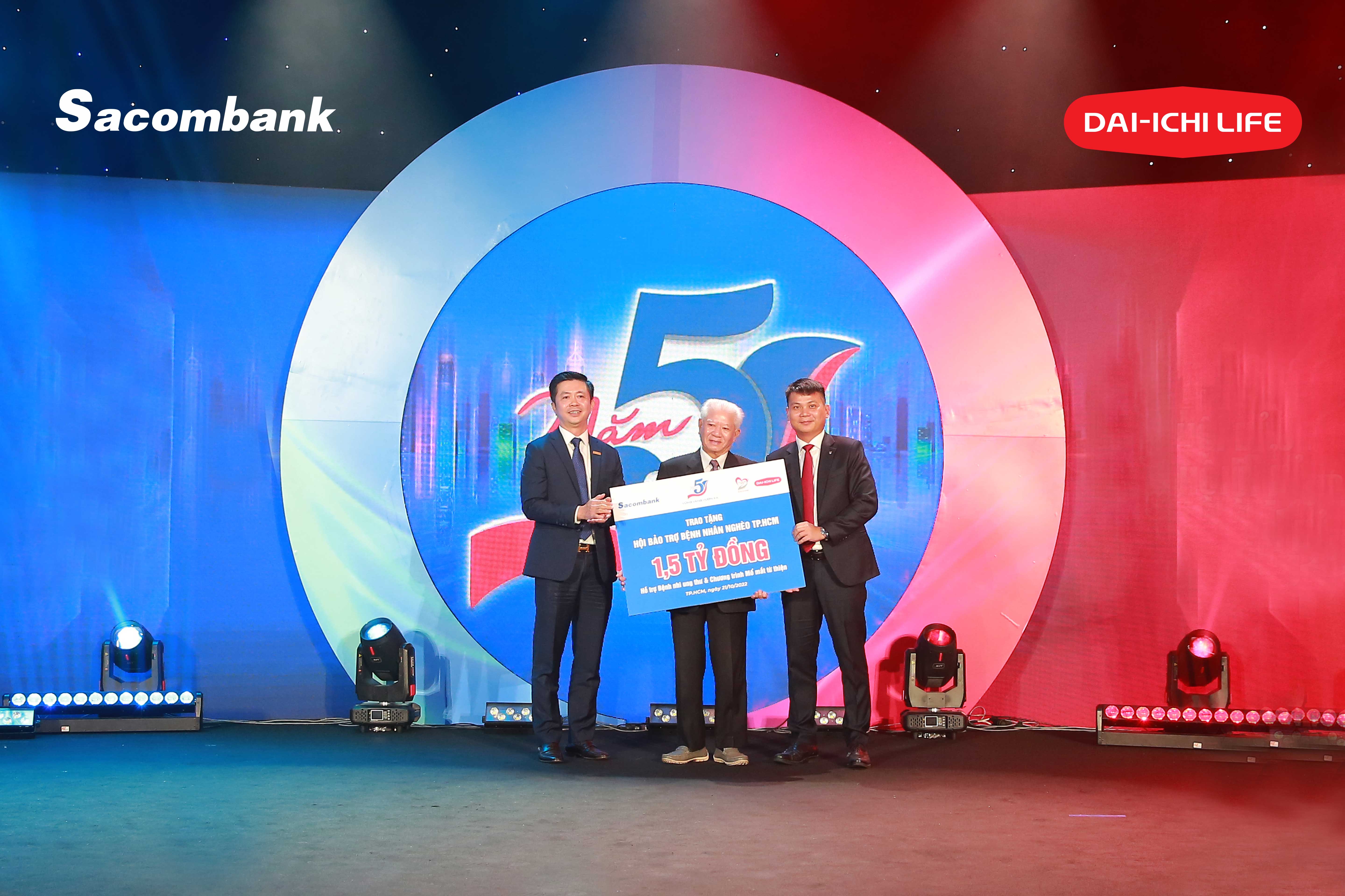 &Ocirc;ng Nguyễn Minh T&acirc;m - Ph&oacute; Tổng gi&aacute;m đốc Sacombank (tr&aacute;i) c&ugrave;ng &ocirc;ng Đặng Hồng Hải - Th&agrave;nh vi&ecirc;n Hội đồng Th&agrave;nh vi&ecirc;n, Ph&oacute; Tổng gi&aacute;m đốc điều h&agrave;nh Dai-ichi Life Việt Nam (phải) trao biểu trưng t&agrave;i trợ 1,5 tỷ đồng cho &ocirc;ng Trần Th&agrave;nh Long - Chủ tịch Hội bảo trợ Bệnh nh&acirc;n ngh&egrave;o TP.HCM (giữa) nhằm hỗ trợ bệnh nhi ung thư v&agrave; phẫu thuật mắt cho người ngh&egrave;o.