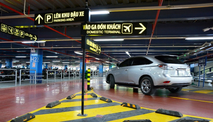 B&atilde;i giữ xe cao tầng lắp gh&eacute;p tại s&acirc;n bay T&acirc;n Sơn Nhất, TP.HCM.