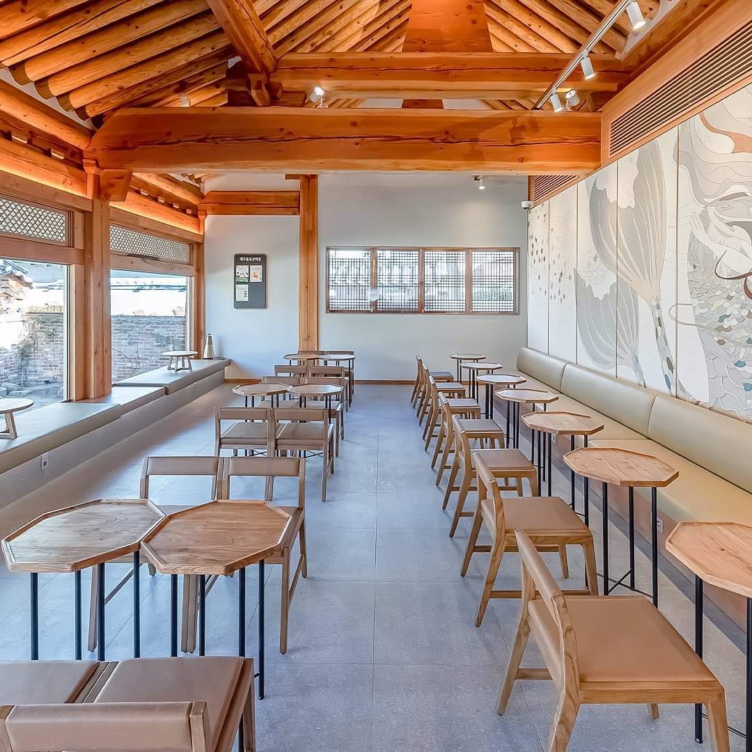 Lấy cảm hứng từ kiến ​​tr&uacute;c v&agrave; di sản của th&agrave;nh phố, cửa h&agrave;ng Starbucks mới ra mắt được đặt tại một ng&ocirc;i nh&agrave; d&acirc;n gian cổ c&oacute; lịch sử hơn 100 năm.