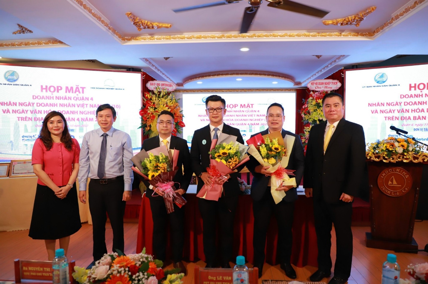 Mr. Fred Lim, đại diện Pg88 com chính chủ UOB Việt Nam (đứng giữa) nhận hoa và chụp ảnh lưu niệm với Lãnh đạo UBND quận 4.