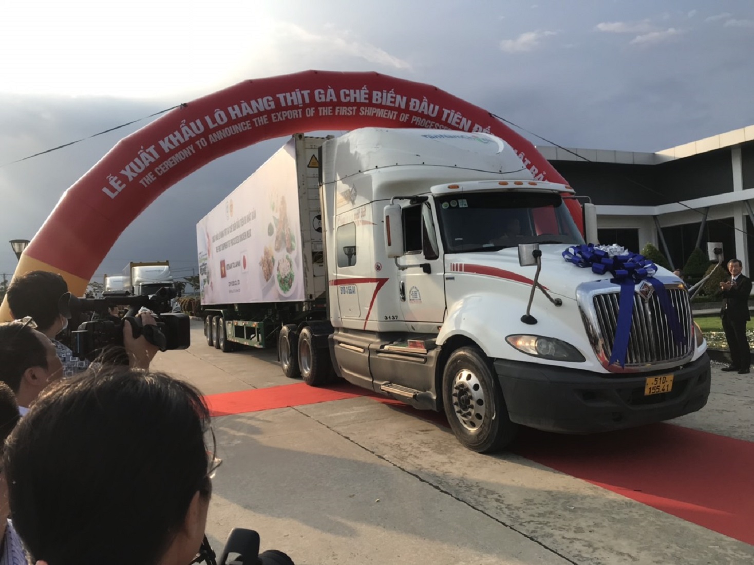 Những xe&nbsp; chở l&ocirc; h&agrave;ng thịt g&agrave; chế ra cảng để Pg88vnd link khuyến  sang Nhật Bản
