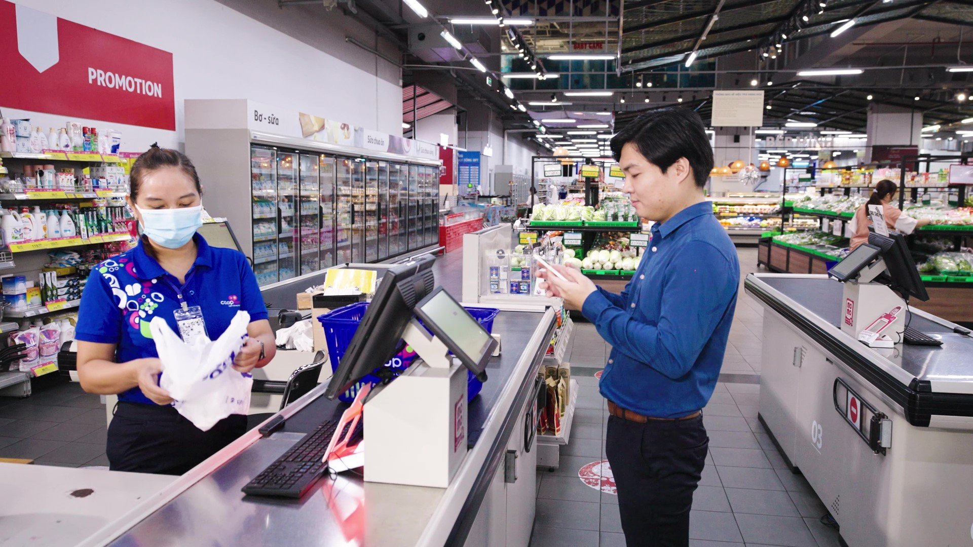 Người nhận E-Voucher c&oacute; thể đổi qu&agrave; hay sản phẩm trực tiếp tại cửa h&agrave;ng hoặc mua sắm trực tuyến đầy tiện lợi.