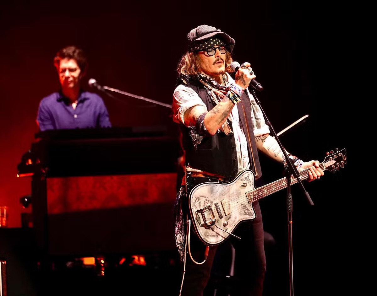 Sau khi ra mắt album nhạc Johnny Depp c&oacute; thể sẽ tr&igrave;nh diễn giọng h&aacute;t chứ kh&ocirc;ng chỉ nội y của Rihanna.