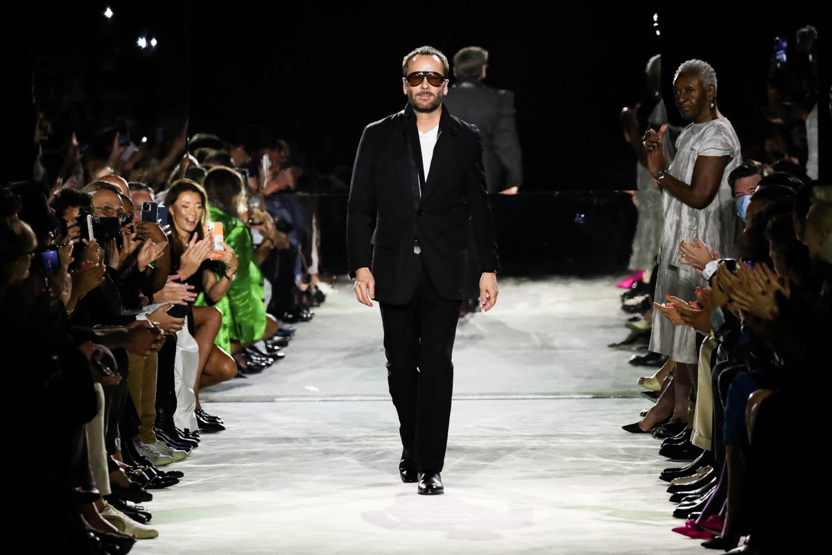 Trước khi th&agrave;nh lập thương hiệu ri&ecirc;ng,&nbsp;Tom Ford đ&atilde; l&agrave; gi&aacute;m đốc s&aacute;ng tạo v&agrave; khiến doanh thu của Gucci đ&atilde; tăng vọt với mức&nbsp;500 triệu USD&nbsp;v&agrave;o năm 1995.