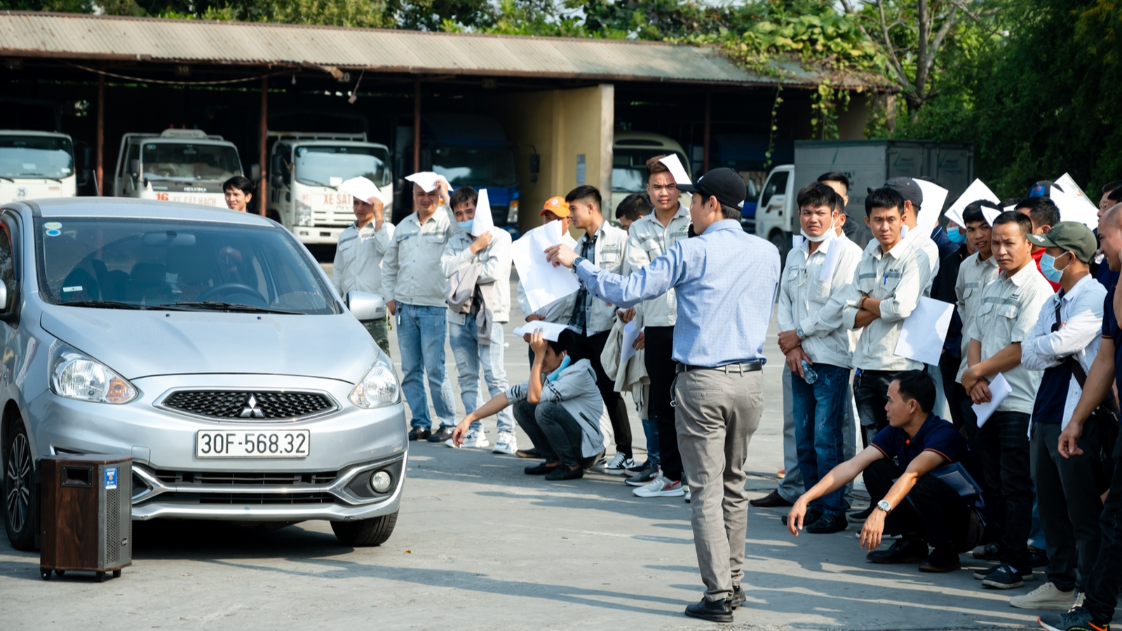 Các lái xe được các chuyên gia được GIZ đào tạo hướng dẫn thực hành lái xe sinh thái và lái xe phòng thủ.