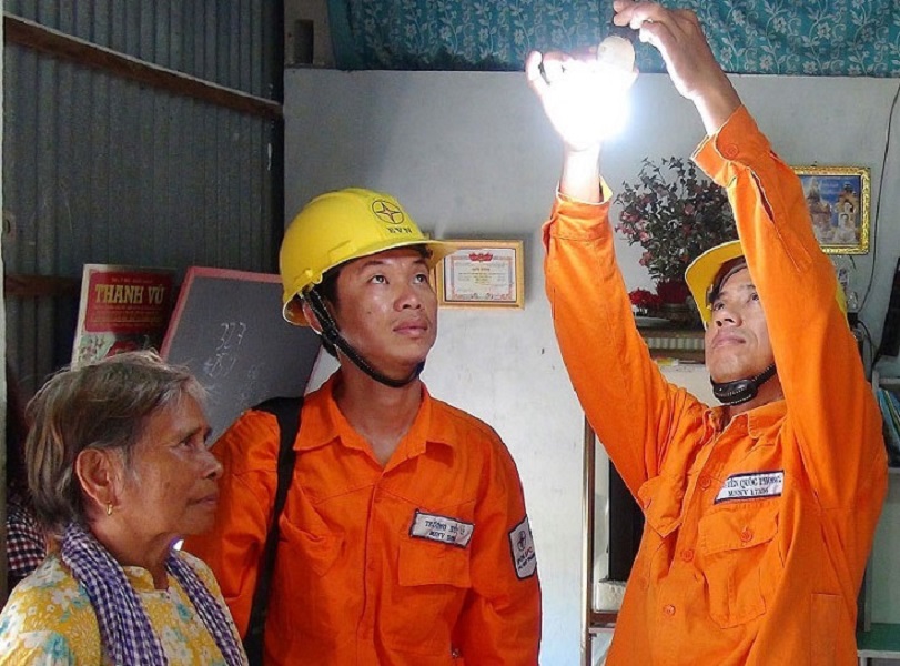 Trong tháng Tri ân khách hàng năm 2021, EVN và các đơn vị đã sửa chữa, lắp đặt mới hệ thống điện sinh hoạt cho hơn 6.000 hộ nghèo.
