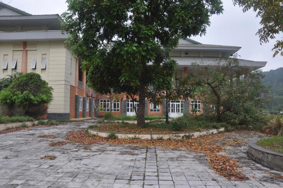 Khu&ocirc;n vi&ecirc;n Trung t&acirc;m hội nghị H&agrave;m Rồng bỏ hoang