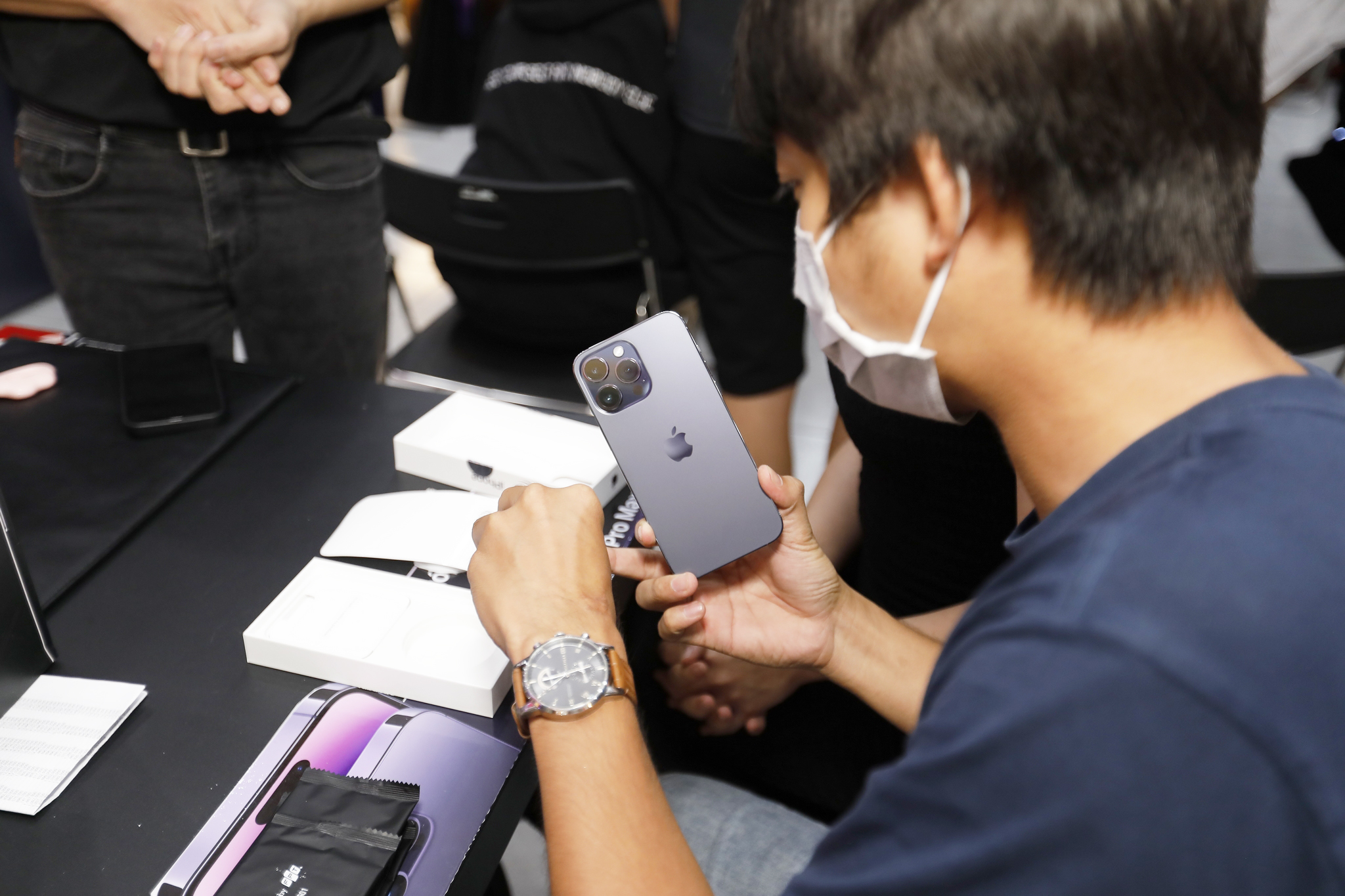 Tình trạng khan hàng ở iPhone 14 Pro/Pro Max phiên bản màu tím diễn ra ở hầu hết các cửa hàng bán lẻ di động. 