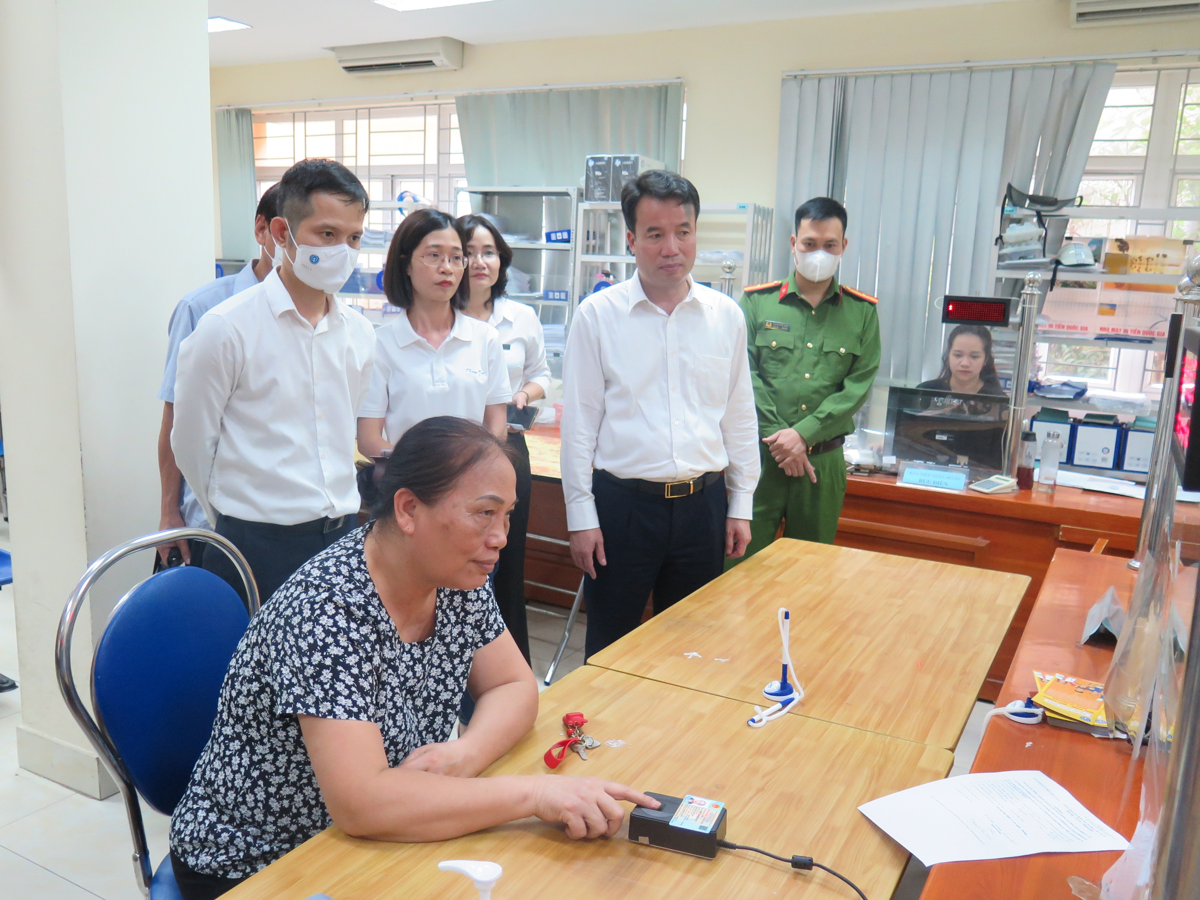 Thí điểm việc xác thực sinh trắc vân tay tại bộ phận Một cửa của Bảo hiểm xã hội quận Đống Đa (Hà Nội). Ảnh - Bảo hiểm xã hội Việt Nam.