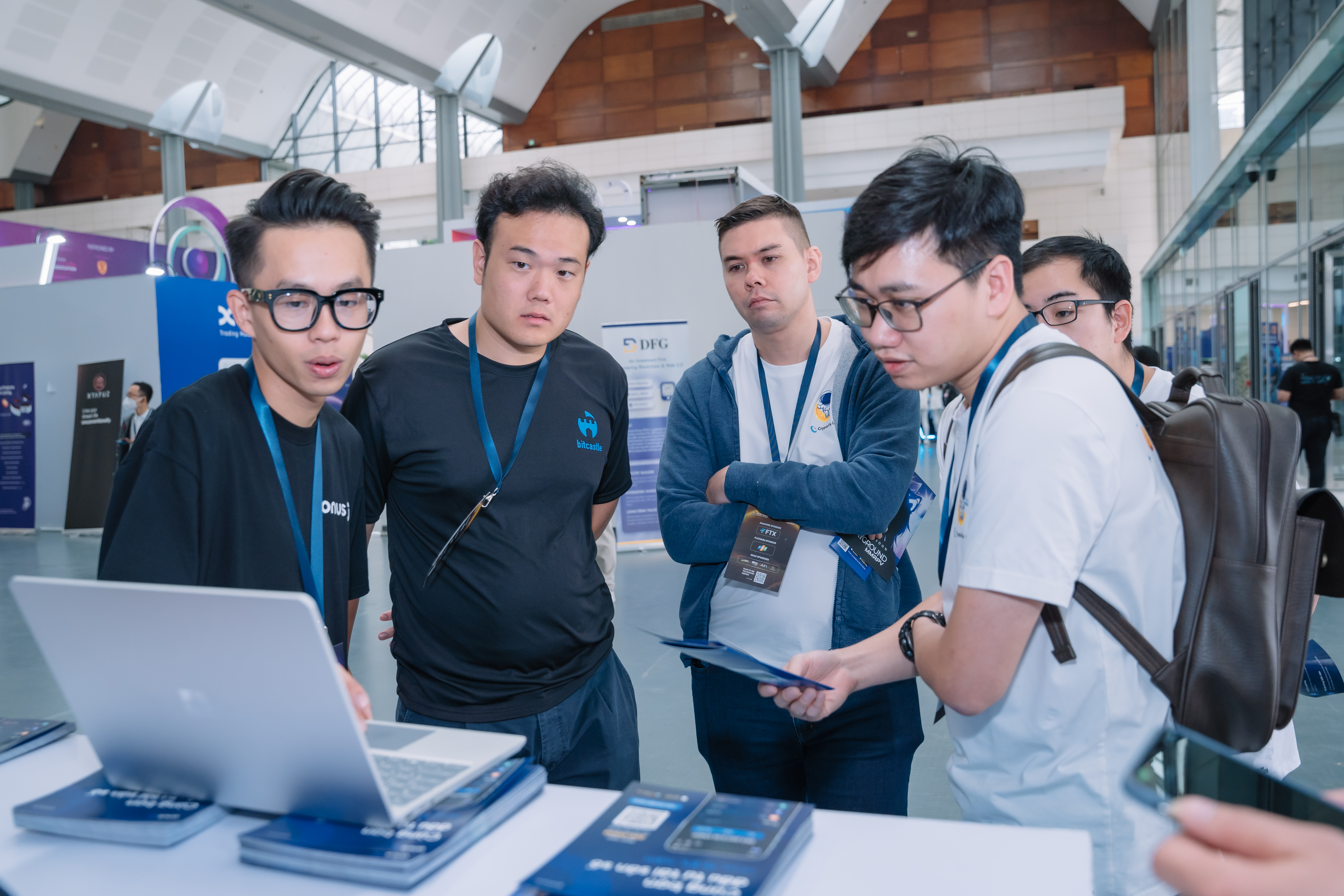 Đại diện ONUS đang giới thiệu nền tảng ONUSChain đến cộng đồng ph&aacute;t triển c&ocirc;ng nghệ tại Vietnam Blockchain Summit 2022.