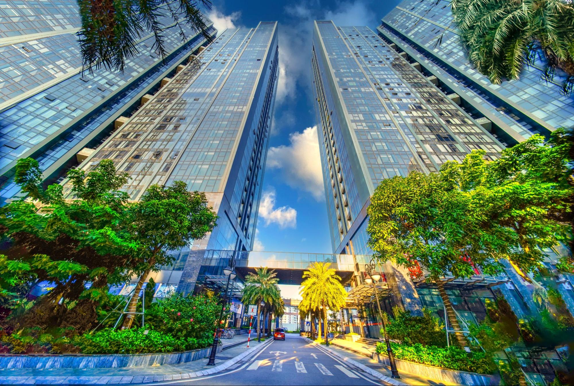 Từng được vinh danh l&agrave; Khu đ&ocirc; thị đ&aacute;ng sống năm 2021, Sunshine City l&agrave; một miền thi&ecirc;n nhi&ecirc;n thuần khiết, được v&iacute; như một &ldquo;ốc đảo xanh&rdquo; trong l&ograve;ng phố.