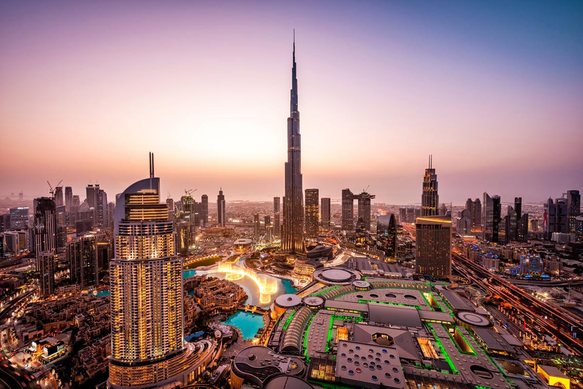Ngo&agrave;i dịch vụ du lịch,&nbsp;ở Dubai, du kh&aacute;ch phương T&acirc;y được ph&eacute;p uống rượu v&agrave; c&oacute; cuộc sống về đ&ecirc;m tự do.&nbsp;