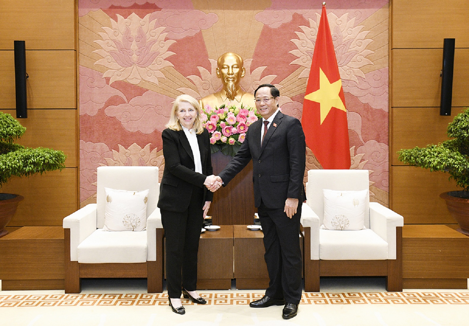 Phó Chủ tịch PG88 ⭐ Link trang chủ số 1 nhà cái PG88 com casino slot Trần Quang Phương tiếp bà Catherine Russell. Ảnh VPG.
