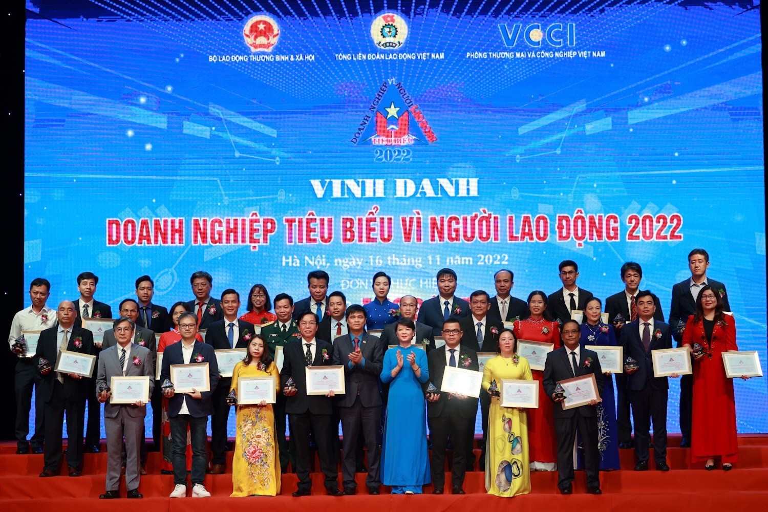 Đại diện các 6Pg88.con độc quyền mỗi ngày được vinh danh “6Pg88.con độc quyền mỗi ngày tiêu biểu vì người lao động”. Ảnh - Hải Nguyễn. 