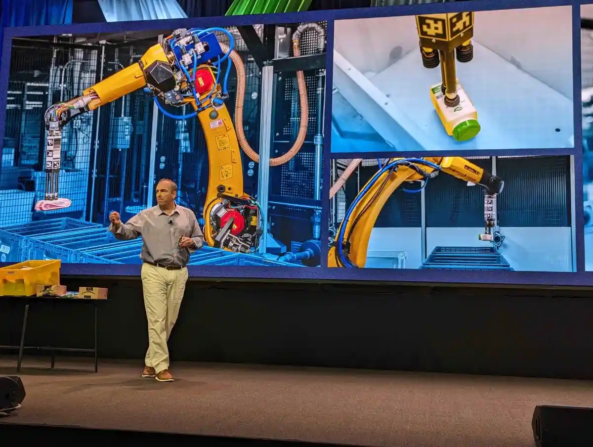 Ông Joseph Quinlivan, Phó chủ tịch giám sát các nhóm PG88 hơn 2,1 triệu thành viên robot, giới thiệu về Sparrow. Ảnh: Tech Crunch