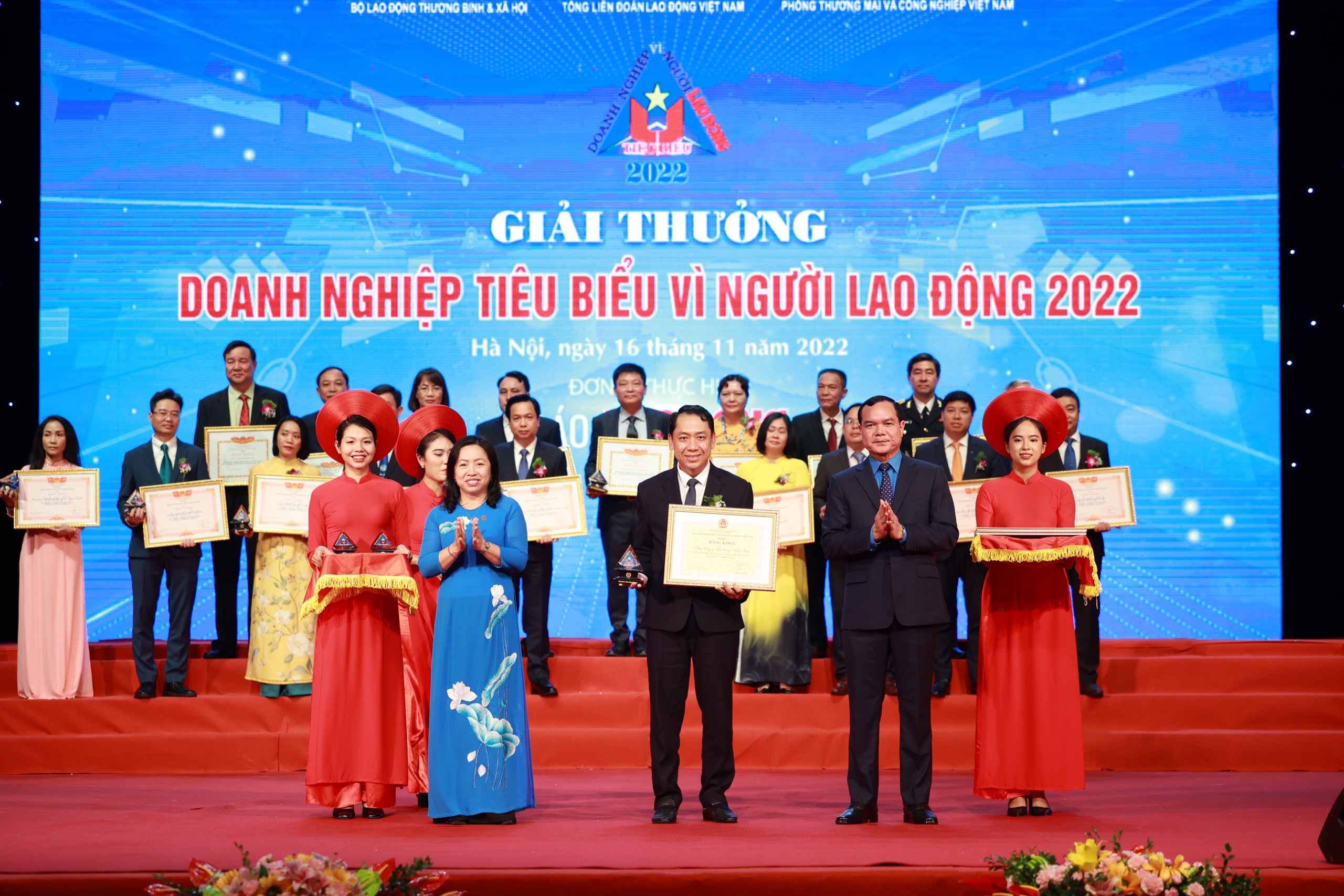 Năm nay cũng là năm thứ 2 Tổng công ty Viễn thông MobiFone được nhận danh hiệu 6Pg88.con độc quyền mỗi ngày tiêu biểu vì người lao động.