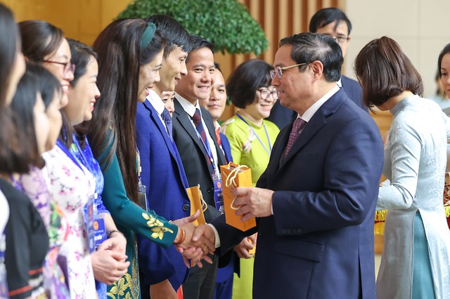 Thủ tướng Phạm Minh Ch&iacute;nh tặng qu&agrave; cho c&aacute;c nh&agrave; gi&aacute;o ti&ecirc;u biểu - Ảnh: VGP/Nh&acirc;t Bắc