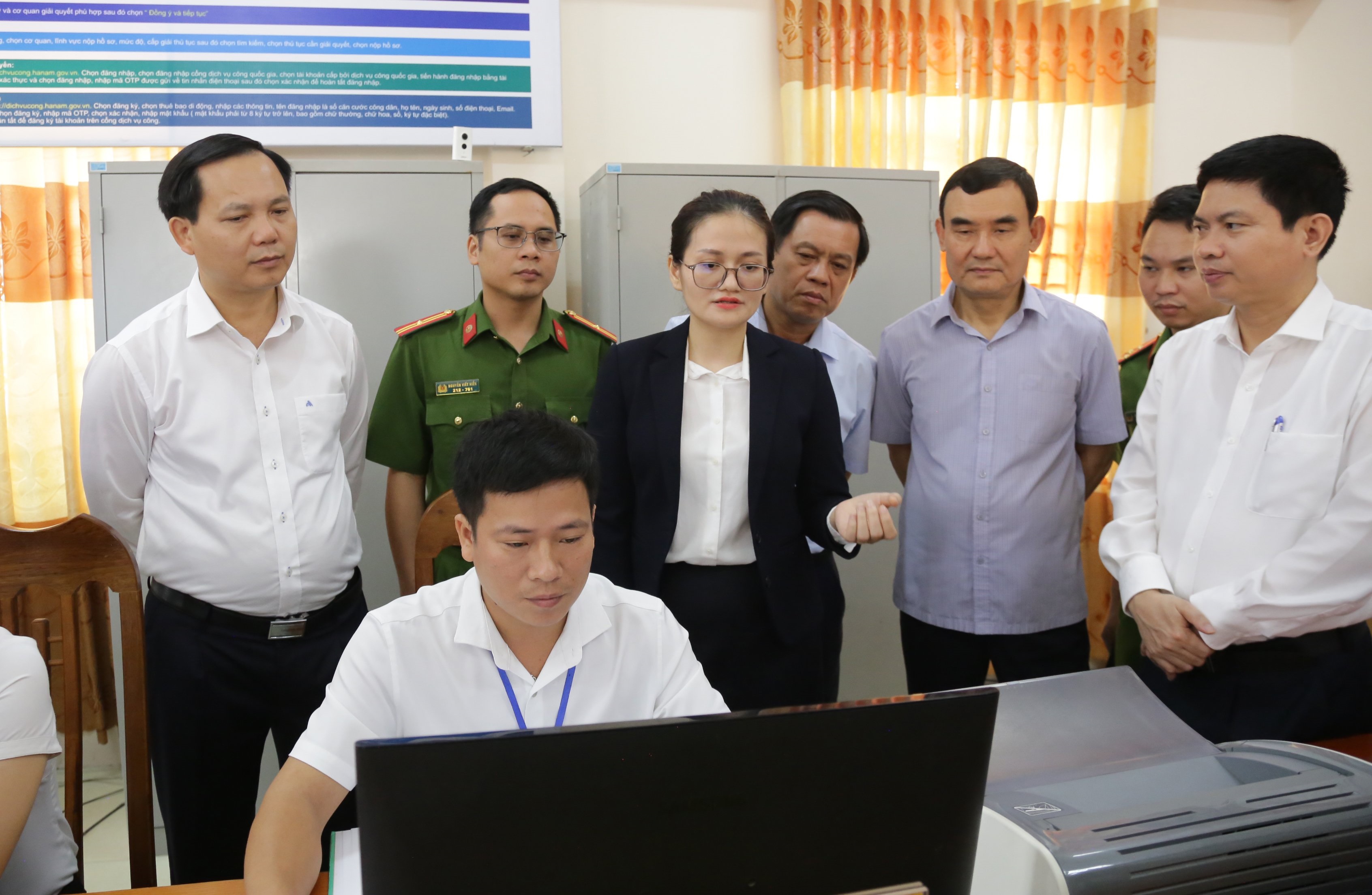 Kiểm tra việc triển khai th&iacute; điểm hai nh&oacute;m dịch vụ c&ocirc;ng&nbsp;tại Bộ phận &ldquo;Một cửa&rdquo; Ủy ban nh&acirc;n d&acirc;n x&atilde; Thanh Phong (huyện Thanh Li&ecirc;m, tỉnh H&agrave; Nam).&nbsp;