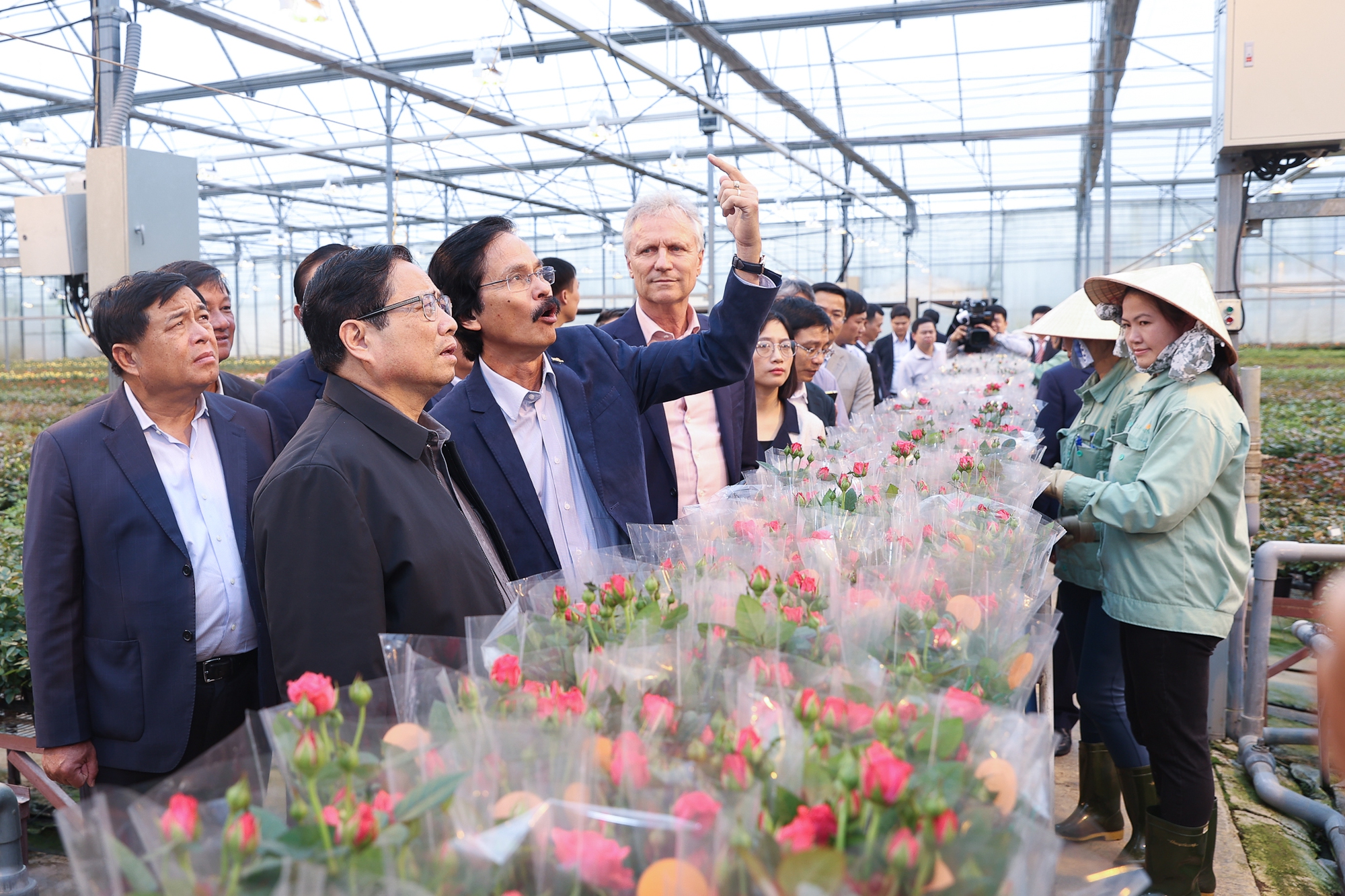 Thủ tướng Phạm Minh Ch&iacute;nh đến thăm hỏi, động vi&ecirc;n người PG88 Sòng bạc trực tuyến TOP 1 Việt Nam | Casino, Nổ Hũ tại sản xuất tại c&ocirc;ng ty Dalat Hasfarm - Ảnh: VGP