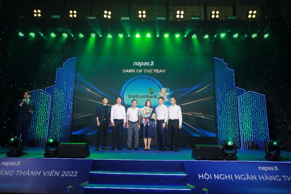 Tổng thư k&yacute; Hiệp hội Ng&acirc;n h&agrave;ng v&agrave; Ban l&atilde;nh đạo NAPAS tr&ecirc;n s&acirc;n khấu trao giải Ng&acirc;n h&agrave;ng xuất sắc năm 2022 cho đại diện Vietcombank.