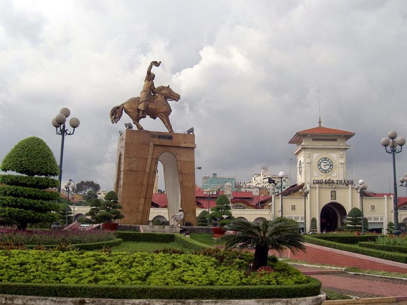Chợ Bến Thành là một trong những điểm đến nổi tiếng của TP.HCM đối với du khách.