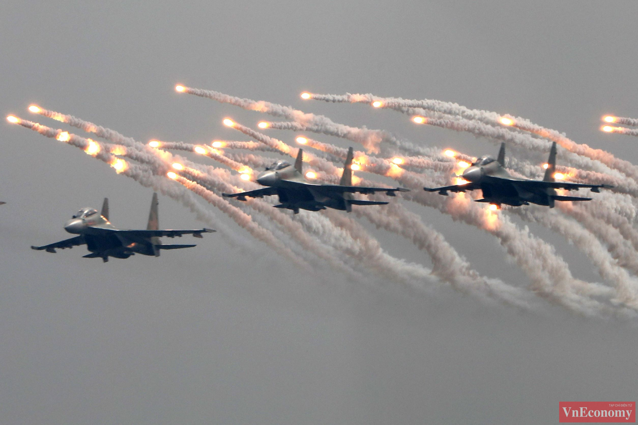 Ấn tượng nhất trong phần tr&igrave;nh diễn l&agrave; m&agrave;n thả bẫy mỗi nhiệt của 4 ti&ecirc;m k&iacute;ch Su-30MK2.&nbsp;Trong những năm gần đ&acirc;y, c&aacute;c phi c&ocirc;ng trẻ của Trung đo&agrave;n Kh&ocirc;ng qu&acirc;n 927 đ&atilde; được tin tưởng giao nhiệm vụ tham gia nhiều đợt thực h&agrave;nh bay bắn đạn thật, n&eacute;m bom v&agrave; lu&ocirc;n đạt kết quả giỏi, xuất sắc.