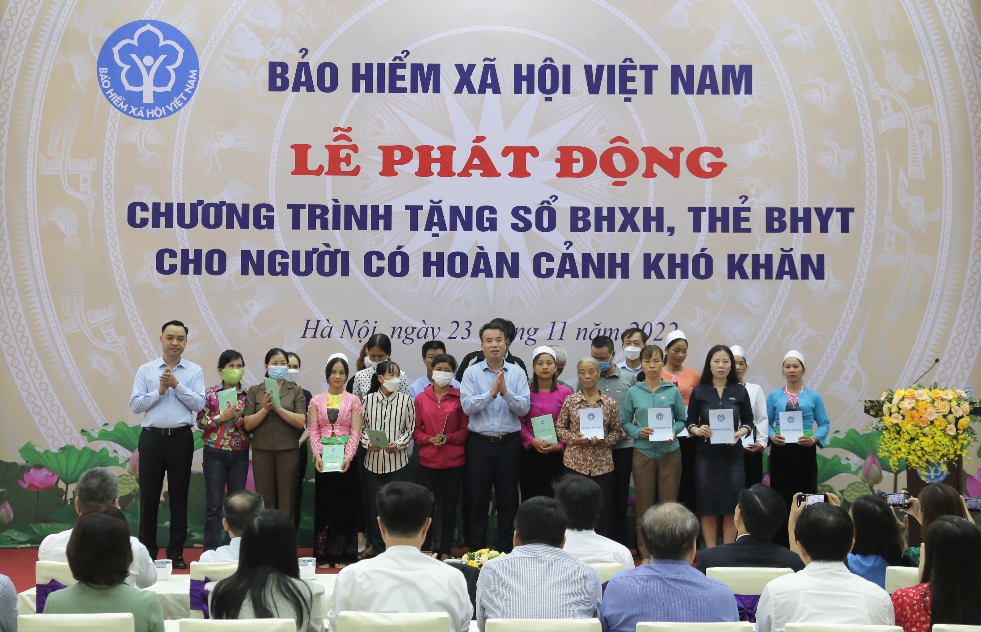 Tổng Giám đốc Nguyễn Thế Mạnh và Phó Chủ tịch chuyên trách Hội đồng quản lý Bảo hiểm xã hội Nguyễn Văn Cường trao tặng sổ bảo hiểm xã hội và thẻ bảo hiểm y tế cho người dân khó khăn.