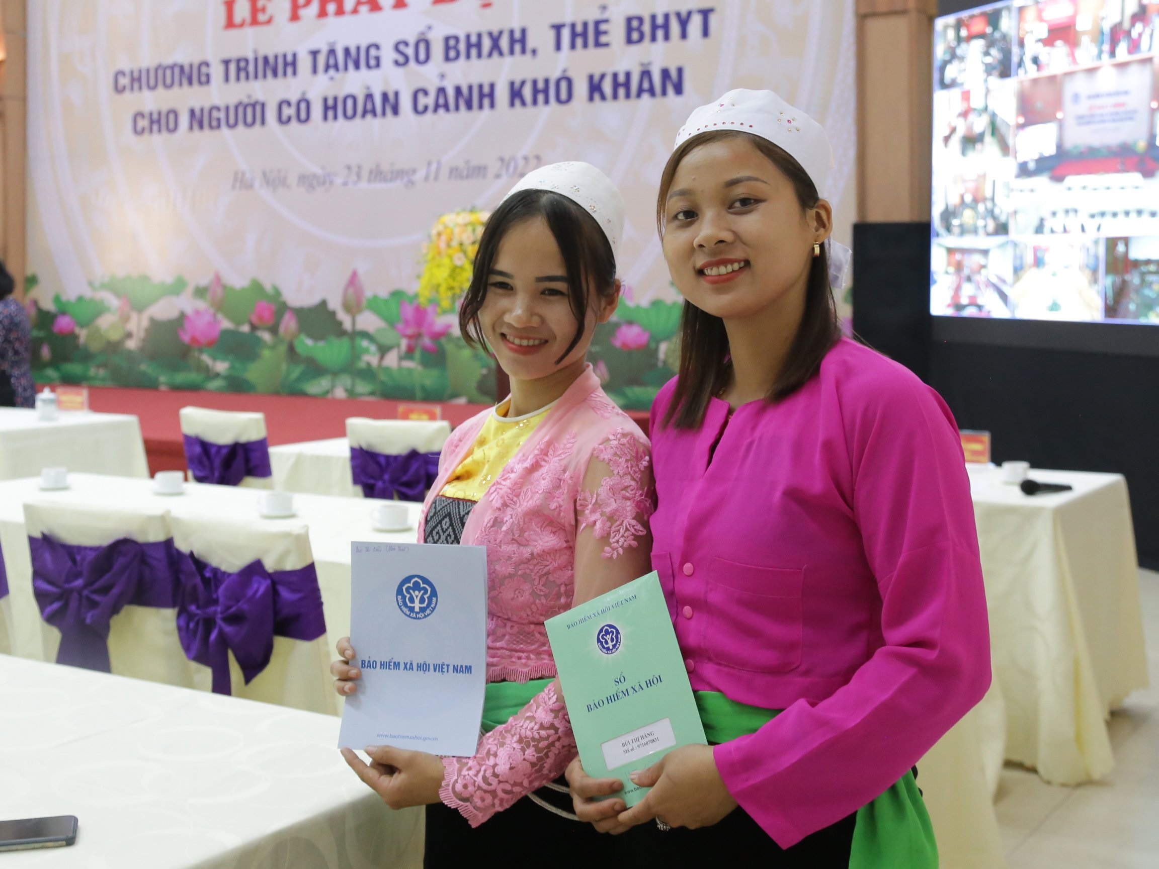 Chị B&ugrave;i Thị Hằng - tỉnh H&ograve;a B&igrave;nh (b&ecirc;n phải) l&agrave; một trong số người d&acirc;n được tặng sổ bảo hiểm x&atilde; hội tự nguyện. Ảnh - Bảo hiểm x&atilde; hội Việt Nam.&nbsp;