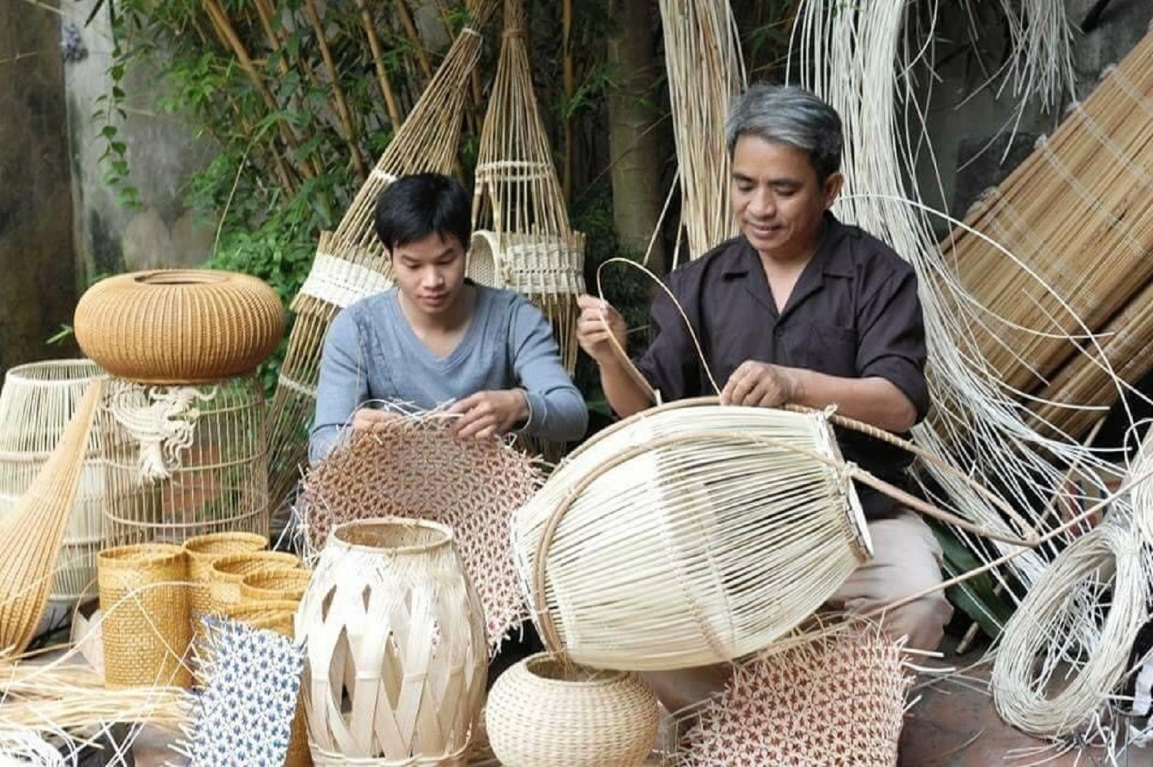Làm mây tre đan ở Phú Vinh, Hà Nội.
