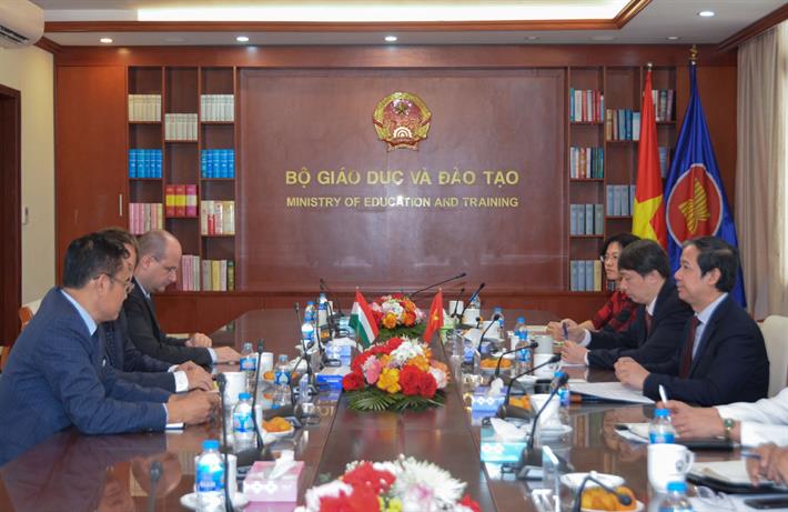 Bộ trưởng Nguyễn Kim Sơn tiếp Đại sứ Hungary. Ảnh: Bộ Giáo dục Đào tạo.
