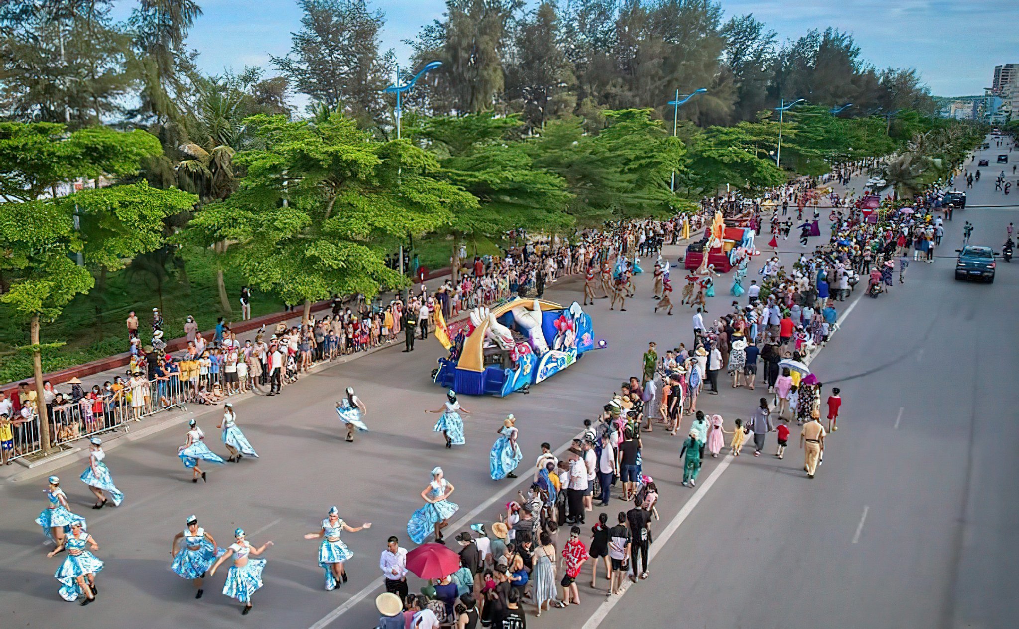Lễ hội h&oacute;a trang tại th&agrave;nh phố sầm Sơn, địa phương thu h&uacute;t kh&aacute;ch du lịch trọng điểm của tỉnh Thanh H&oacute;a