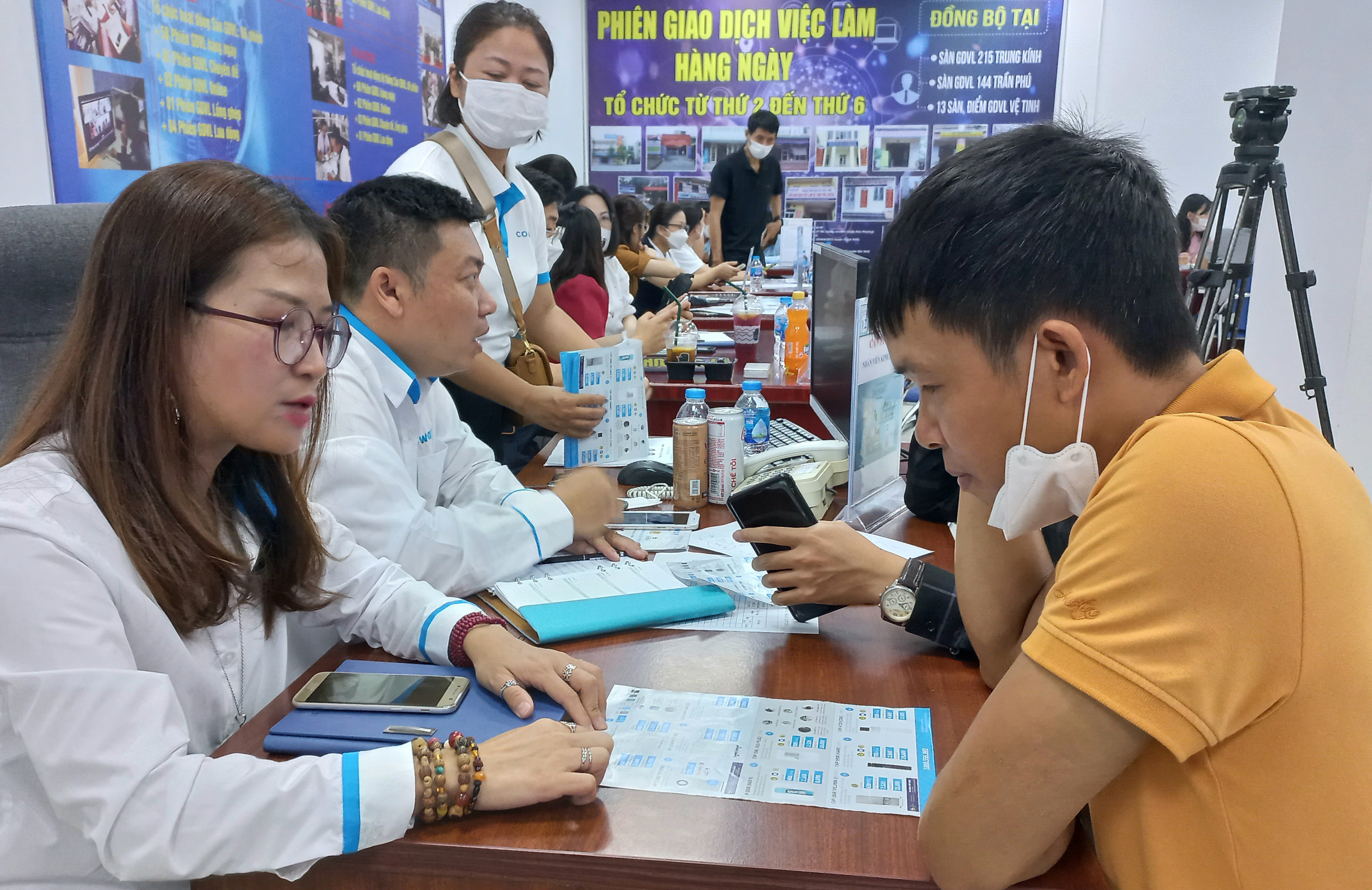 6Pg88.con độc quyền mỗi ngày đẩy mạnh tìm kiếm lao động tại các phiên giao dịch việc làm. Ảnh - N.Dương. 