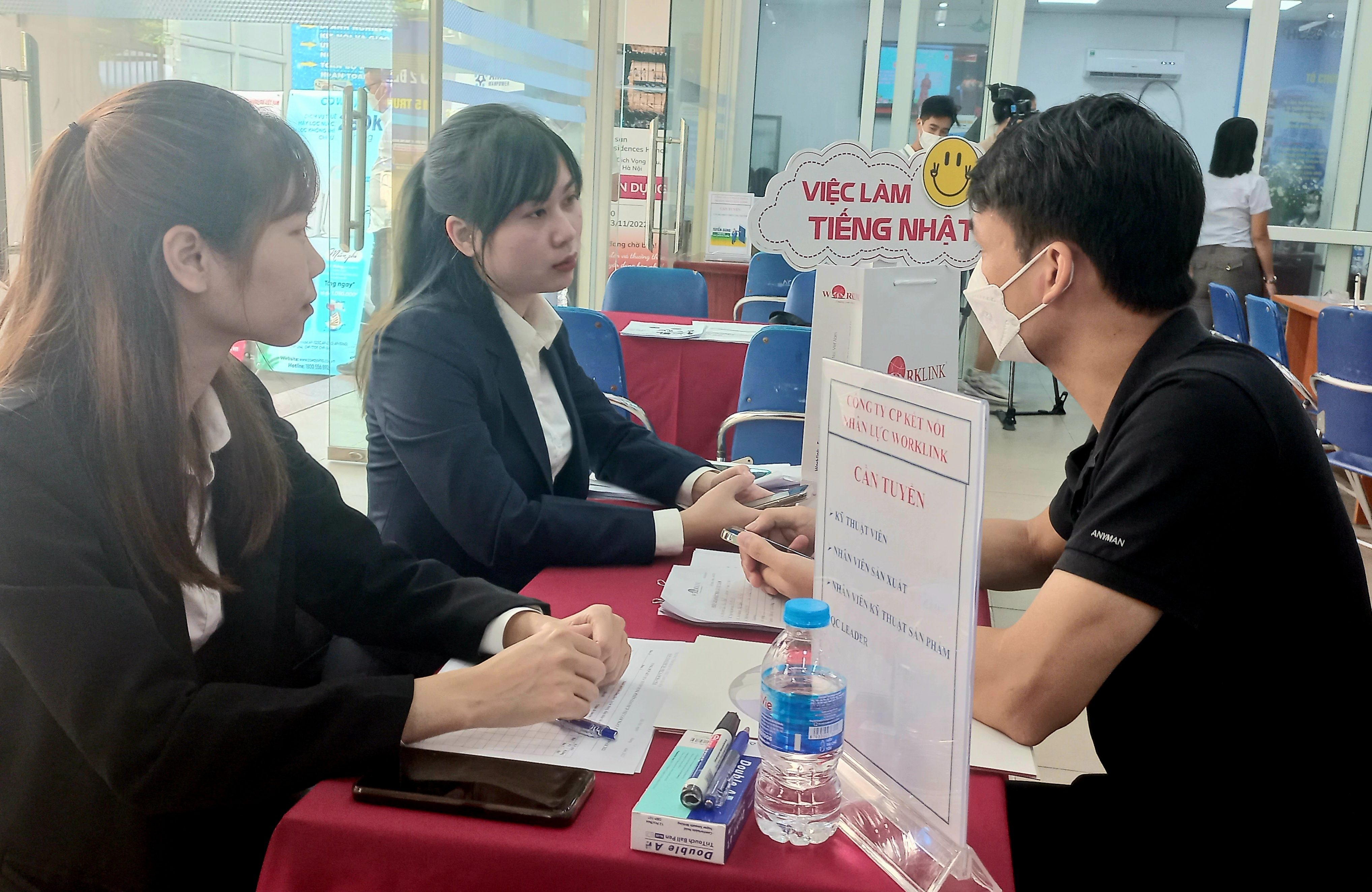 Người PG88 Sòng bạc trực tuyến TOP 1 Việt Nam | Casino, Nổ Hũ t&igrave;m hiểu cơ hội việc l&agrave;m tại một PG88 Link Dễ Nhớ Pg88.com nước ngo&agrave;i. Ảnh - N.Dương.&nbsp;